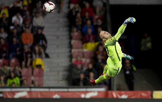 Liberecký branká Václav Hladký inkasuje gól v utkání proti Spart.