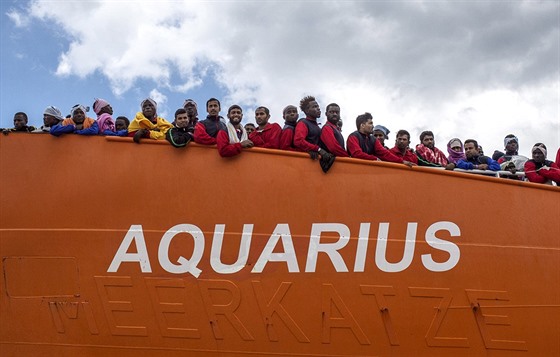 Lo Aquarius s 1004 afrických migranty na palub kotví v italském pístavu...