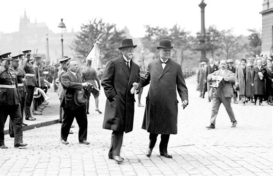 Prezident T. G. Masaryk v doprovodu pedsedy vlády Antonína vehly picházejí...