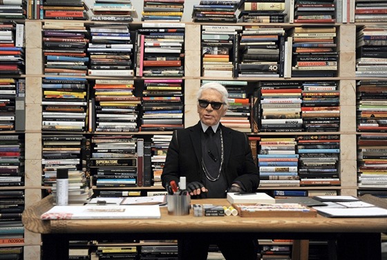 Karl Lagerfeld se vedle mdy vnuje i fotografii a tak psan knih. M dokonce...