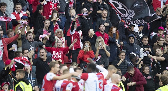 Slávisté se radují pod svými fanouky z gólu proti Bohemians.