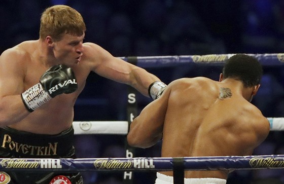 Britský boxer Anthony Joshua (vpravo) v souboji s Rusem  Alexandrem Povtkinem...