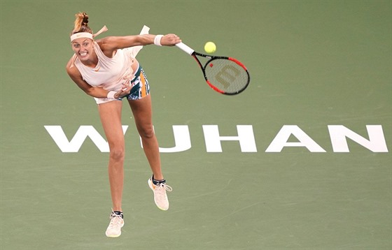 Petra Kvitová podává v utkání druhého kola turnaje ve Wu-chanu.