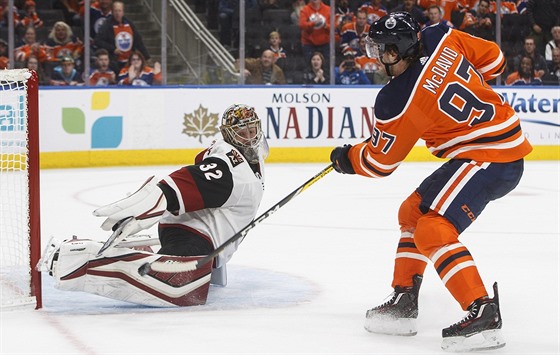 Branká Arizony Antti Raanta inkasuje, pekonává ho Connor McDavid z Edmontonu.