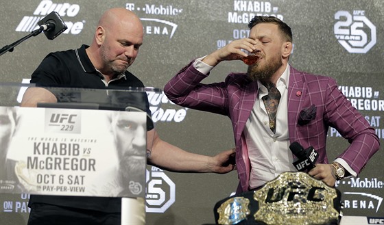 Conor McGregor pije provokativn alkohol ped zápasem v UFC ped soupeem...