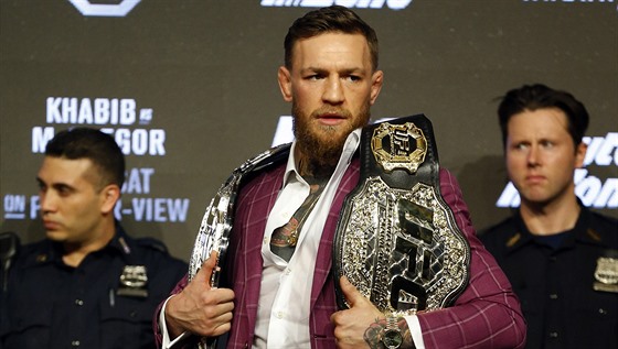 Cono McGregor s pásy pro vítze UFC