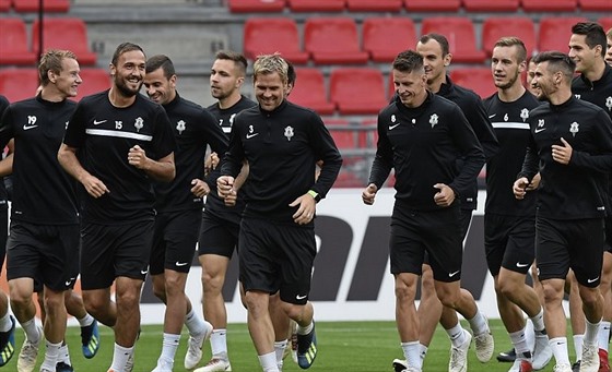 Fotbalisté FK Jablonec (uprosted kapitán Tomá Hübschman) si vera na tréninku...