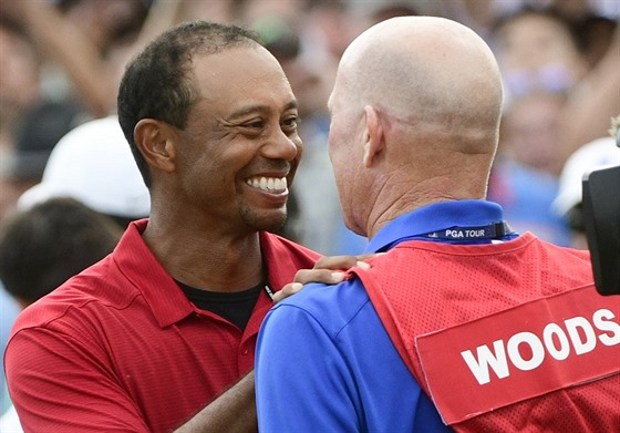 Tiger Woods (vlevo) a jeho caddie Joe LaCava se radují z vítzství prvního...