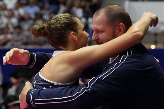 Karolína Plíková objímá po turnajovém triumfu v Tokiu svého otce Radka.