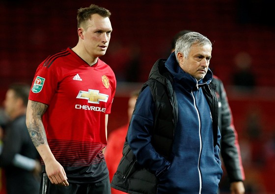 Phil Jones (vlevo) a trenér José Mourinho jsou zklamaní z poráky svého...