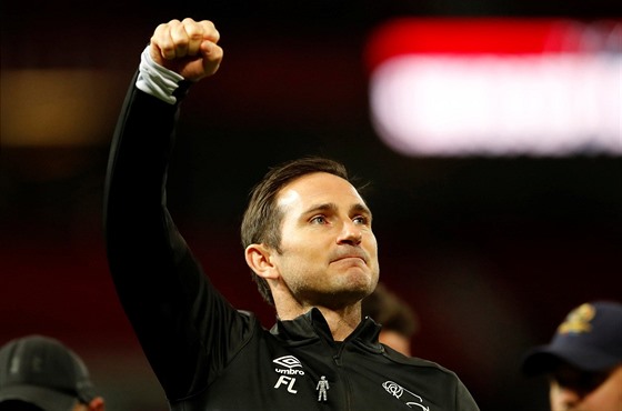 Frank Lampard slaví výhru svého Derby nad Manchesterem United.