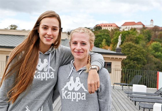 Klára Kivánková (vlevo) a Petra Záplatová na pedsezonní tiskové konferenci...