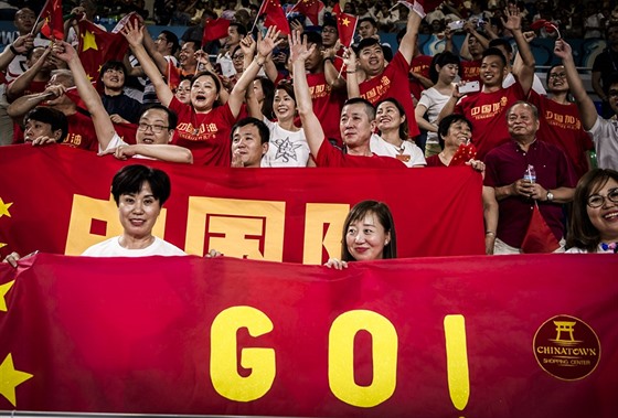Čínští fandové se radují z úspěchu svých basketbalistek.