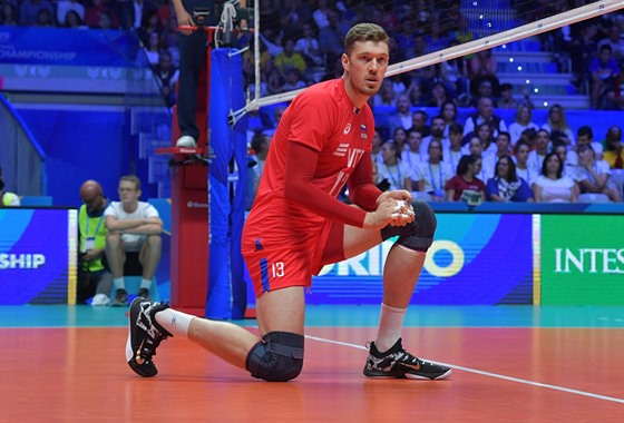 Ruský volejbalista Dmitrij Muserskij se v zápase s Brazílií ocitl na kolenou.