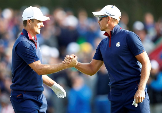 Justin Rose (vlevo) a Henrik Stenson z týmu Evropy mají dvod ke spokojenosti.