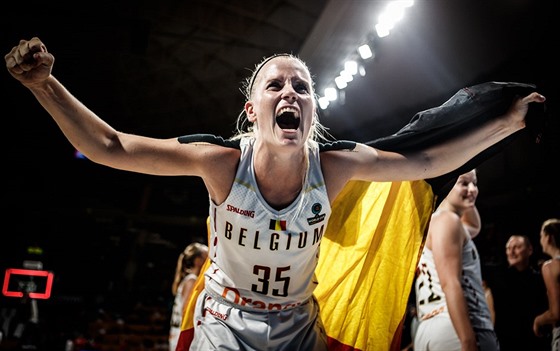 Belgická basketbalistka Julie Vanloová oslavuje postup do semifinále...