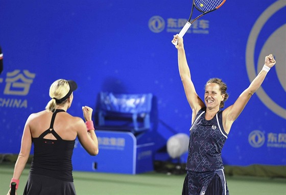 Barbora Strýcová (vpravo) a Andrea Sestini Hlaváková proly na turnaji ve...