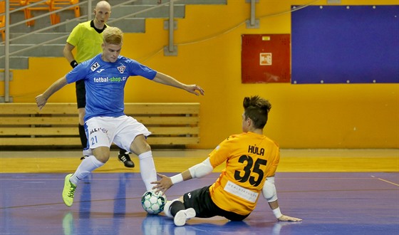 KRUNÝ START. Futsalisté Helasu (v modrém Dominik Urbanok) se v úvodu sezony musí obejít bez své opory Davida Cupáka. 