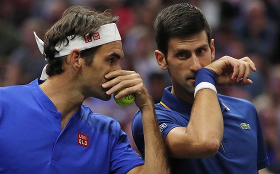 PORADA. Roger Federer (vlevo) a Novak Djokovi bhem tyhry v Laver Cupu