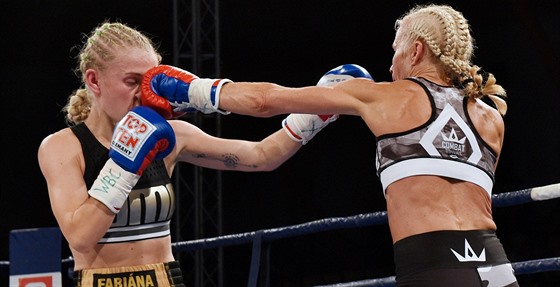 Boxerka Fabiána Bytyqi (vlevo) v souboji s Denise Castleovou z Velké Británie v...