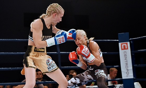 Boxerka Fabina Bytyqi (vlevo) v souboji s Denise Castleovou z Velk Britnie v...