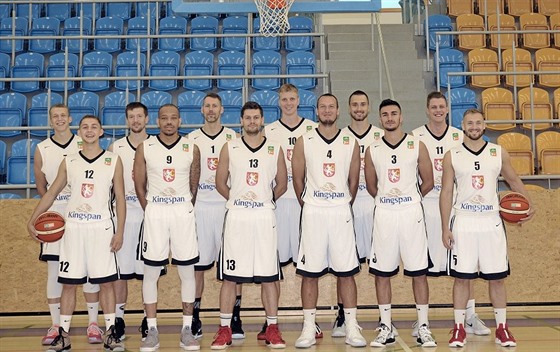 HRADETÍ KRÁLOVTÍ SOKOLI. Tým pro Národní basketbalovou ligu - zleva nahoe:...