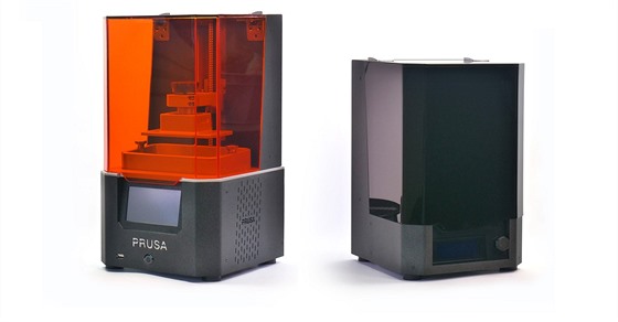 Nová 3D tiskárna Original Prusa SL1 spolu s mycí a vytvrzovací stanici (vpravo).