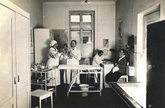 V ordinaci dtského lékae, 1926.