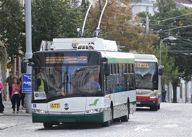 Nezletilou dívku napadl v trolejbusu chlapec, po pádu skončila v nemocnici