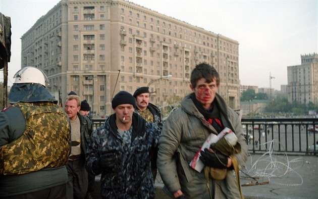 Tanky střílely na parlament a moc ležela na zemi. Jelcin krvavě pomohl Putinovi