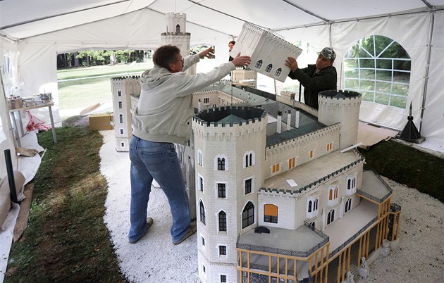 Modelái dokonují model zámku Hluboká v mariánskolázeském miniaturparku...