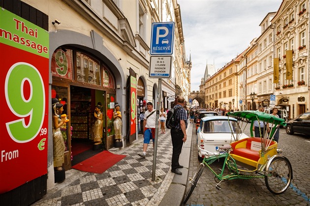 Rikši s reklamou na masáže zmizí z centra Prahy. Zákaz potvrdilo ministerstvo