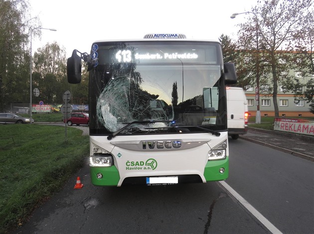 Autobus s prasklým elním sklem po stetu s pecházejícím chodcem.