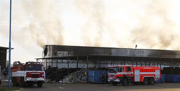 Poár haly s linkou na drcení odpadu na skládce firmy Celio v Litvínov. (19....