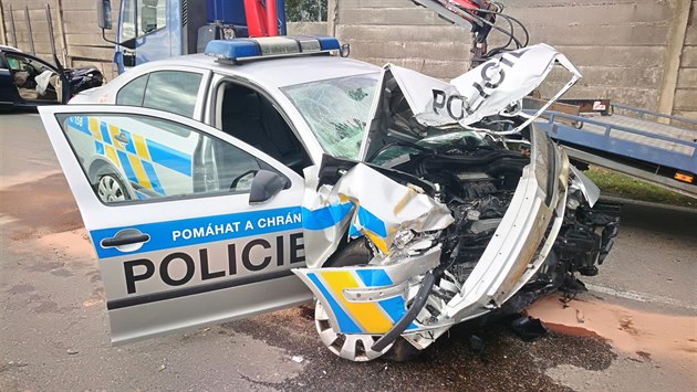 Mu v kradeném voze v Hradci Králové eln narazil do policejní hlídky. (25....