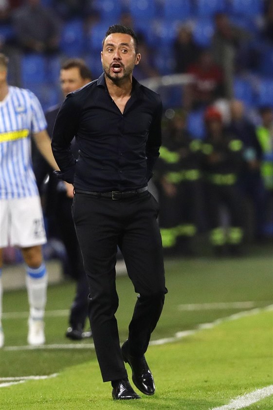Trenér Sassuola Roberto De Zerbi  pro�ívá zápas na p�d� Spal.