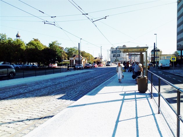 Posílám fotku jako reakci k dnením lánku v Metru o chybjících pístecích v rekonstruované Vinohradské. V zastávce elivského u Strojimportu sice písteky pratí umlci dali, ale chybí laviky. Je s podivem, e se nevejdou laviky na tak iroký 