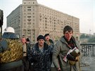Moskva, říjen roku 1993. Zkrvavení obránci ruského parlamentu.
