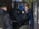 Alexeje Navalného zatkla policie ve chvíli, kdy vycházel z vězení (24. září...