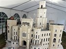 Modeláři dokončují model zámku Hluboká v mariánskolázeňském miniaturparku...