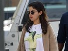 Zpvaka Selena Gomezová a její oversized svetr. e by pod trikem u nemla...