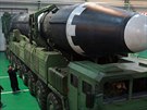Severokorejský vdce Kim ong-un si prohlíí raketovou balistickou stelu...