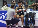 Japonská tenistka Naomi Ósakaová v rozhovoru s trenérem Saschou Bajinem pi...