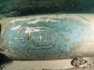 Potápi na míst objevili bronzový kánon na kterém je státní znak Portugalska....