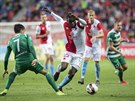 Obránce Slavie Michael Ngadeu obehrává Rudolfa Reitera z Bohemians.