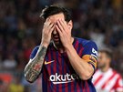 Kapitn Barcelony Lionel Messi smutn po nepromnn anci v zpase s Gironou.