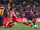 Kapitn Barcelony Lionel Messi postupuje pes Pedra Alcalu z Girony.