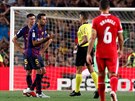 Sergio Busquets z Barcelony protestuje proti erven kart, kterou obdrel...