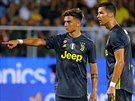 Hrái Juventusu Paulo Dybala a Cristiano Ronaldo se domlouvají na rozehrání...