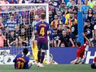 Oscar de Marcos z Bilbaa (vpravo) stílí gól v utkání proti Barcelon. Hrái...